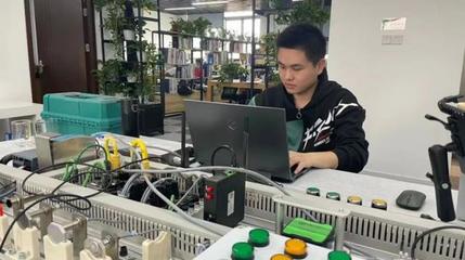 連摘三金！長寧代表隊(duì)在上海市第一屆職業(yè)技能大賽網(wǎng)絡(luò)技術(shù)開發(fā)項(xiàng)目中表現(xiàn)搶眼